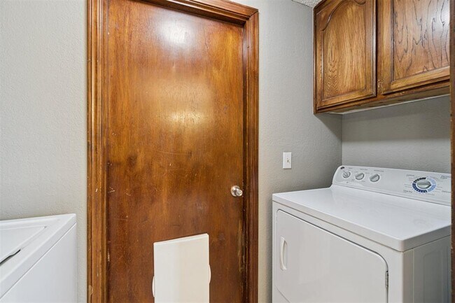 Building Photo - 1205 Swan Lake Rd