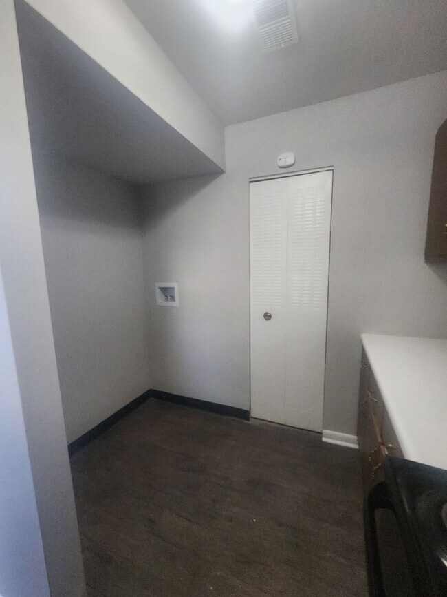 Building Photo - Spacious 2-bedroom Townhome