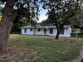 Building Photo - Cute Farm House with a Beautiful yard
