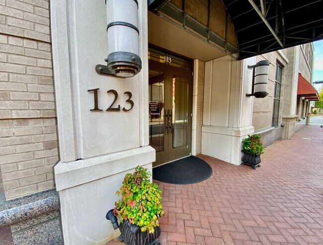 Building Photo - Super-Cool Lower Penthouse Condo Available 05-07-26!! Secured Entry, Garage Parking, Pet-Friendly!