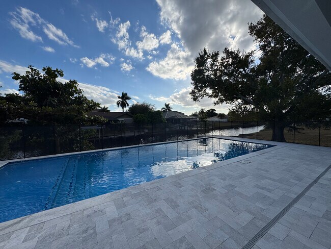 Building Photo - 1882 Coral Point Dr