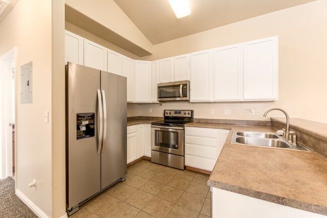 Building Photo - Beautiful Townhouse in Great Location!