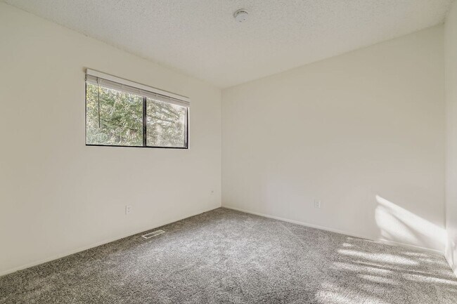 Building Photo - Fully-Remodeled 3 Bed 2.5 Bath Kirkland Home!
