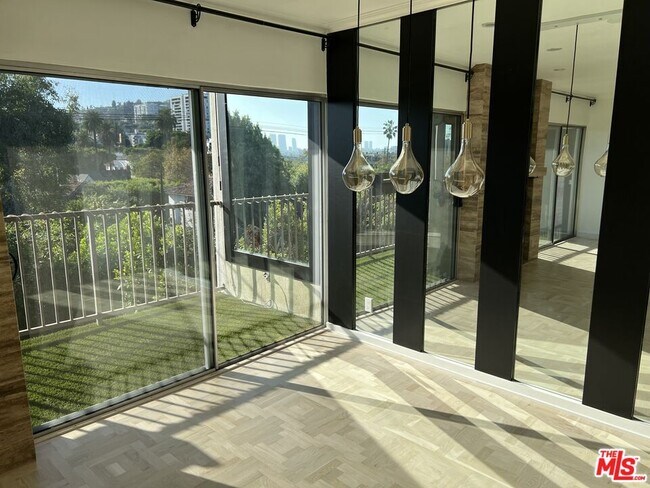 Building Photo - 949 Kings Rd
