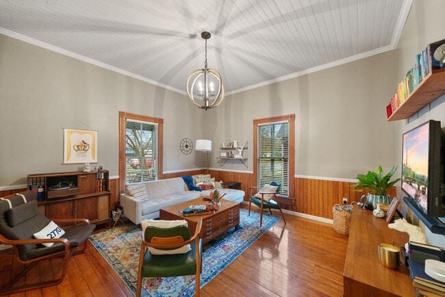 Building Photo - Available NOW! 3 bed + 2 bath bungalow w/ Historic charm in the heart of Durham!