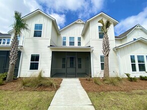 Building Photo - Three Bedroom Townhome Centrally Located i...