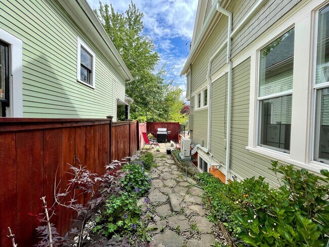 Building Photo - Lovely NE  3 Bed 2 Bath - King Neighborhood - A/C, Garage and Location!