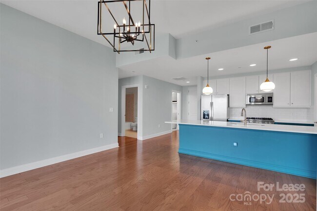 Building Photo - 701 Royal Ct