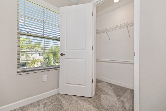 Building Photo - "Spacious 4-Bed Oasis with Granite Charm in Lutz!"In a gated community with 2 Cars garage