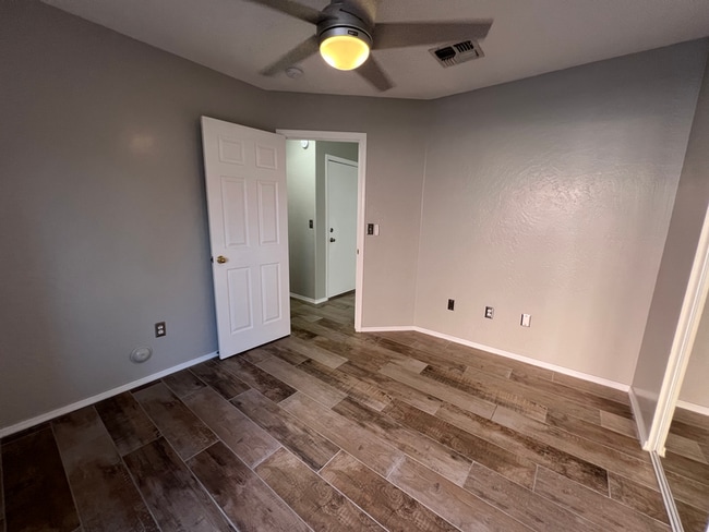 Building Photo - 910 N Swan Dr