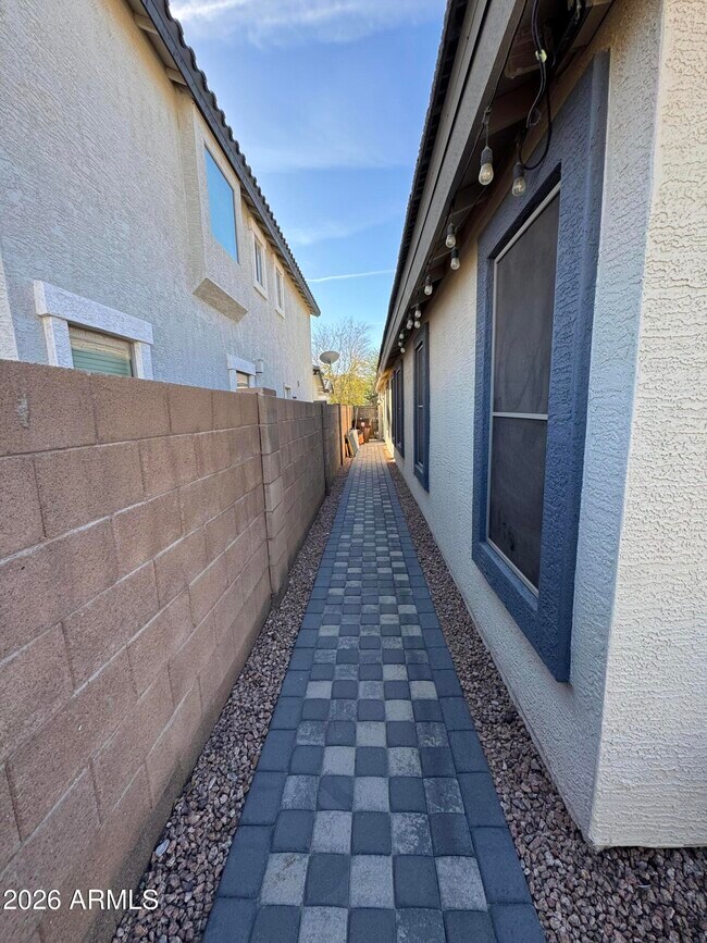 Building Photo - 734 E Kelsi Ave