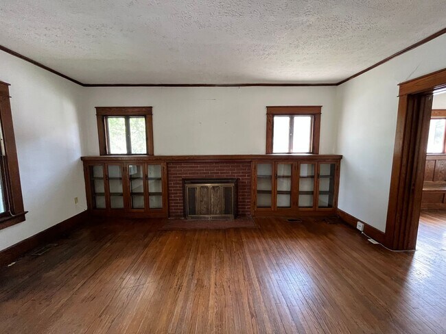 Building Photo - 5 BD/2BA Home next to Kirkwood with fenced backyard!