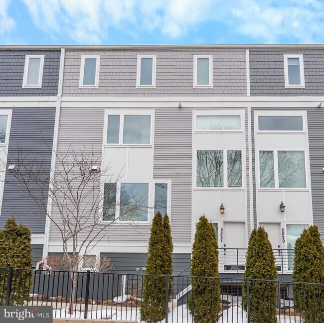 Building Photo - 2827 24th Rd S