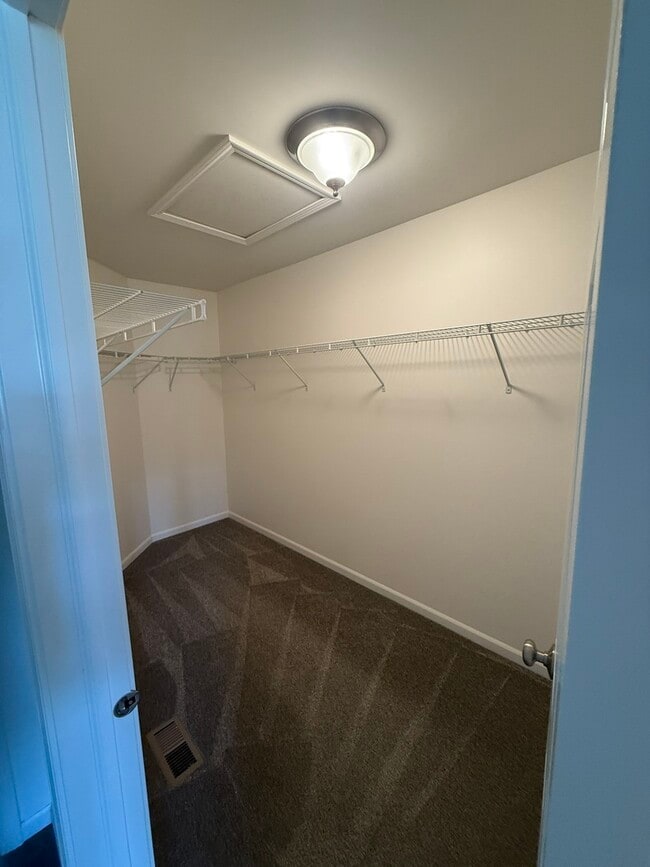 Building Photo - 2856 Henley Ln