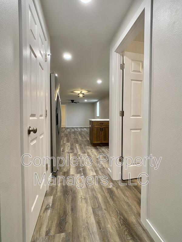 Building Photo - 423 Adams Ave