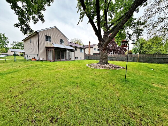 Building Photo - 800 W Beechtree Ln
