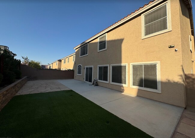 Building Photo - Large Stunning 5 Bedroom Home in the South...