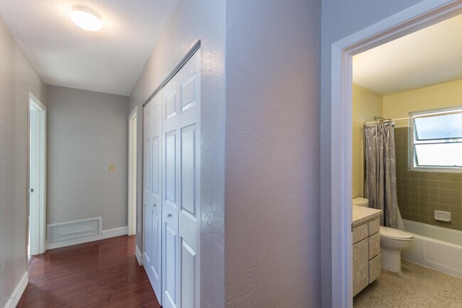 Building Photo - 136 Valencia Dr