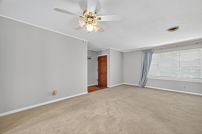 Building Photo - 10005 Hazelhurst Dr