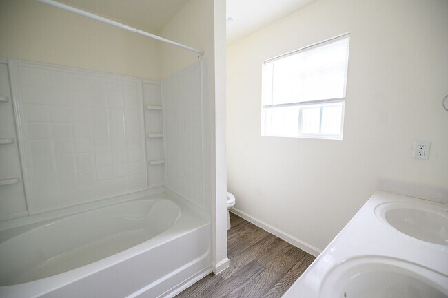 Building Photo - Like new construction 2 story home 4 bedro...