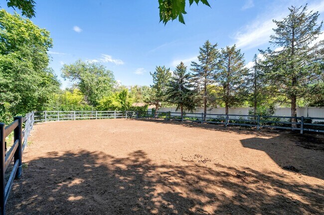 Building Photo - Immaculate Home for rent in gated cul-de-sac!
