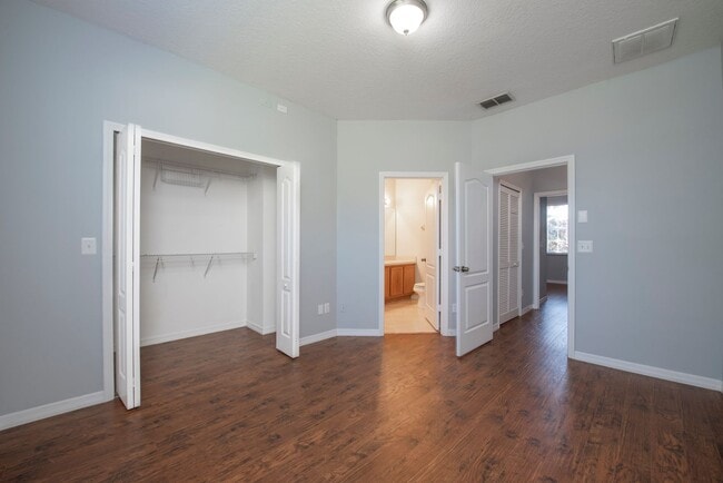 Building Photo - 2 Bedroom /2.5 bathrooms Town House. Just ...