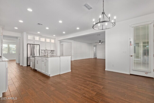 Building Photo - 14038 W Desert Hollow Dr
