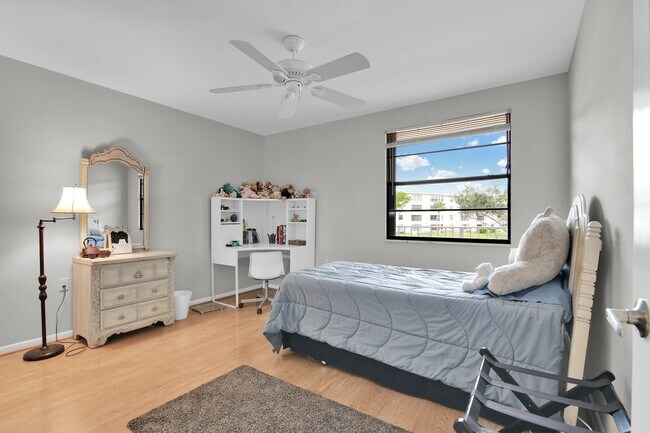 Building Photo - 6073 Balboa Cir