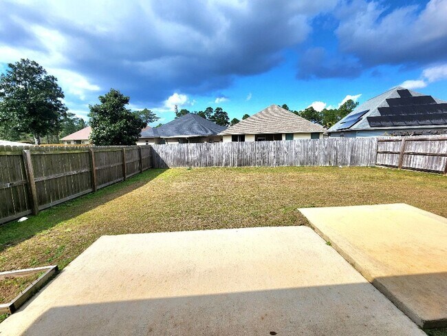 Building Photo - Discover Fine Living in this Captivating 3 Bed/2 Bath Home!