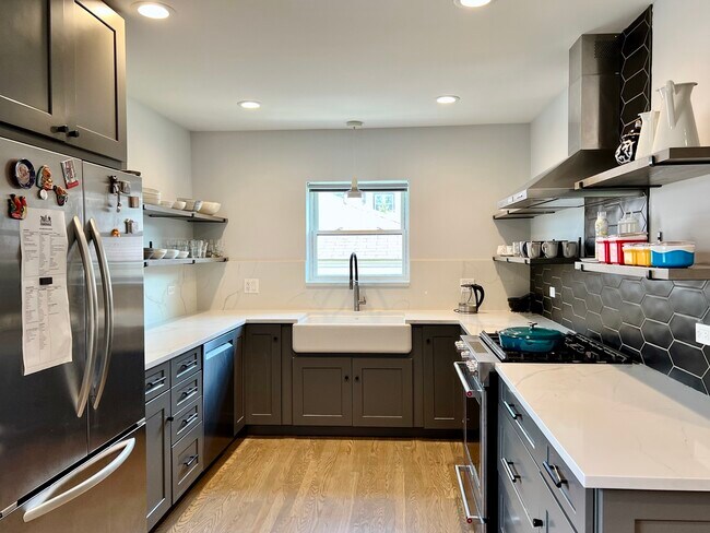 Building Photo - 940 N Oak Park Ave