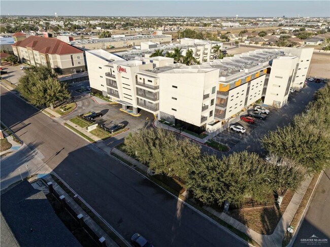 Building Photo - 813 Travis St