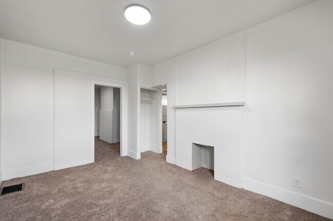 Building Photo - 170 Ormsby Ave