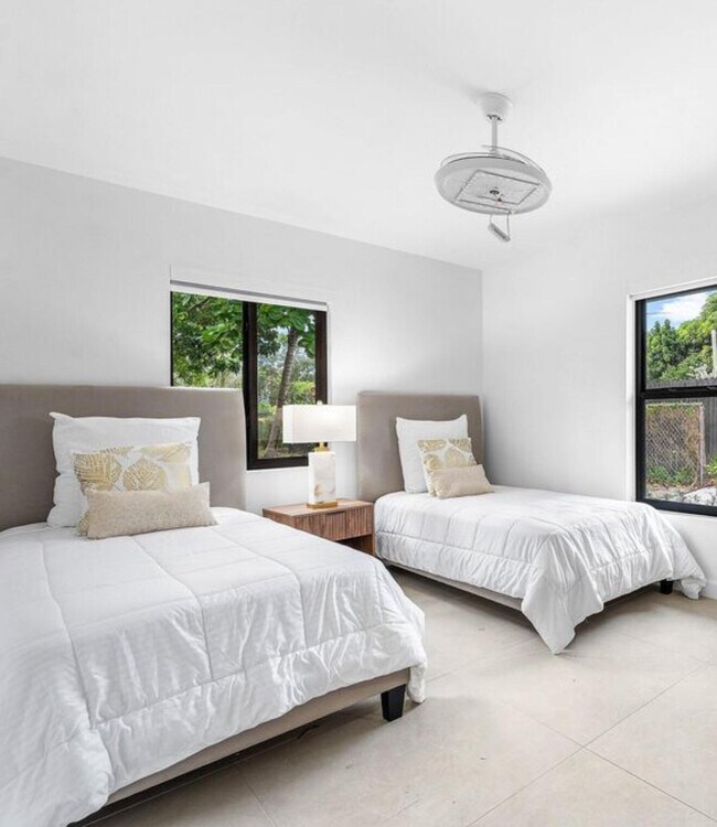 Building Photo - 608 SE 2nd Ave