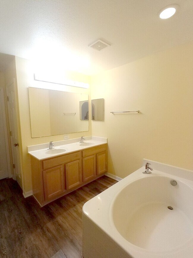 Building Photo - Spacious 4 bedrooms 2.5 baths single-family home Located in Orlando FL!!