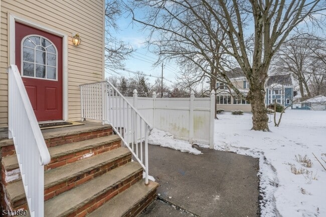 Building Photo - 302 Walnut Ave