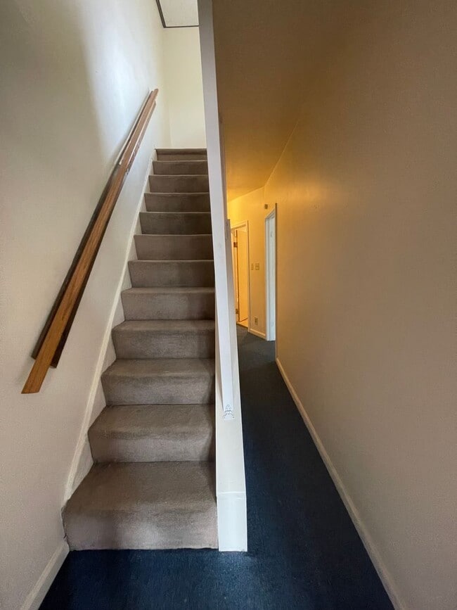 Building Photo - 4 Bedroom Single family Home