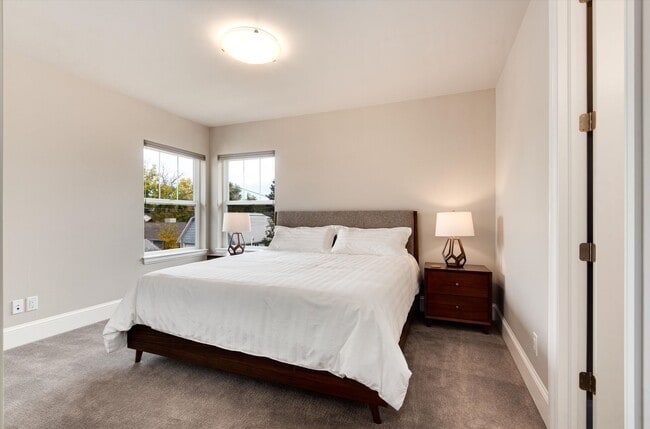 Building Photo - Furnished Home - Move in Ready!