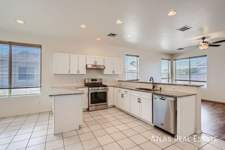 Building Photo - 9213 N Desert Earth Pl