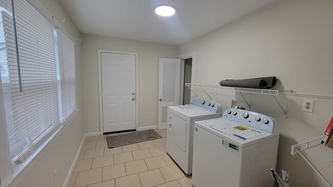 Building Photo - Shotgun Styled One Bedroom Close To UOfL