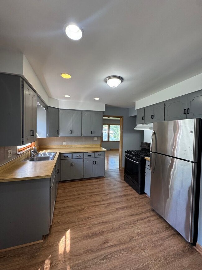 Building Photo - 3 bedroom, 2 bathrooms, 2 car garage-Ranch...