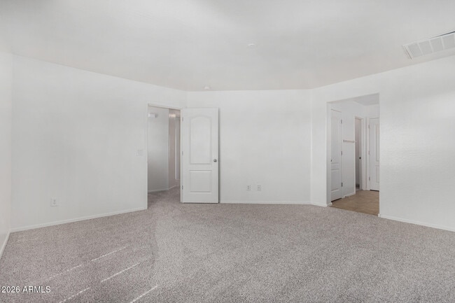 Building Photo - 2261 S Ponderosa Dr