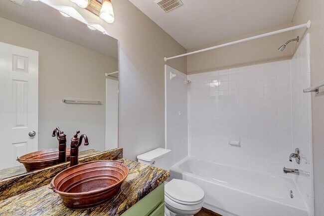Building Photo - Stylish Woodlands Home Steps from H-E-B & ...