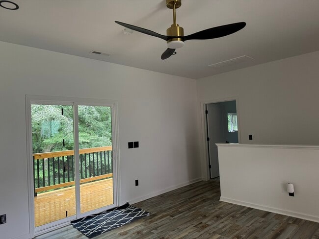 Building Photo - 242 Oakdale Ave