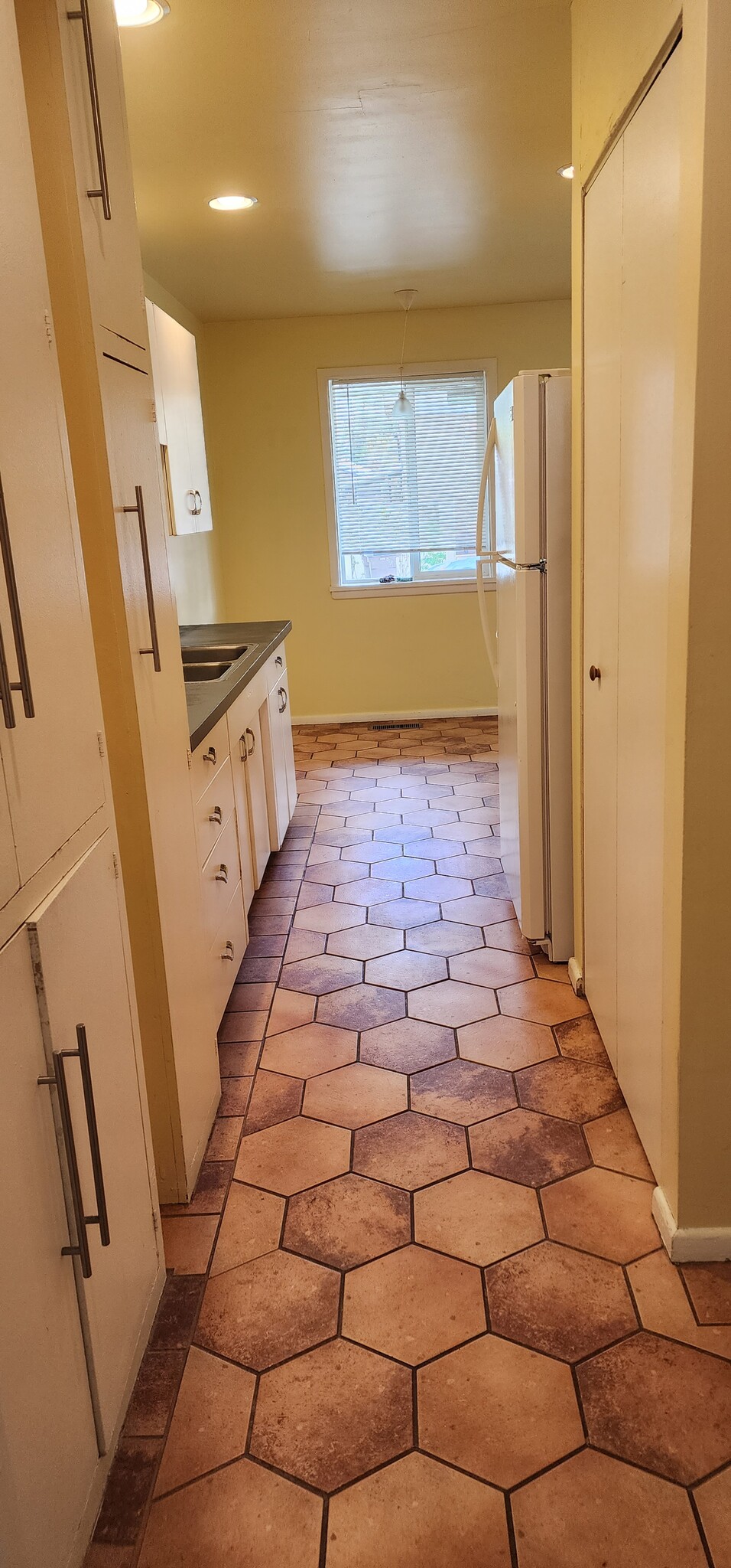 Kitchen - 907 E Laird Ave