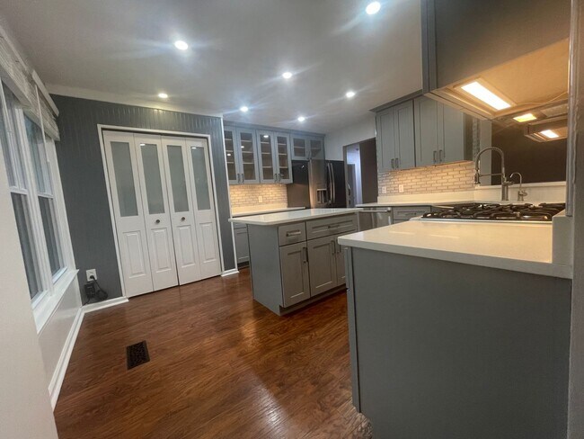 Building Photo - Beautiful home in Riverwalk