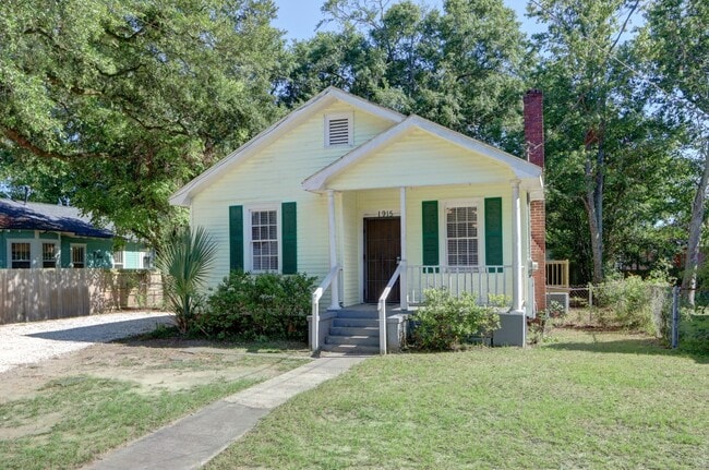 Building Photo - Renovated Three Bedroom, Two Bathroom Sing...