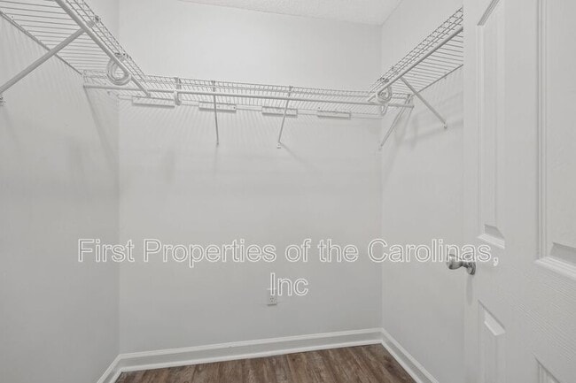Building Photo - 429 Merry Go Dr