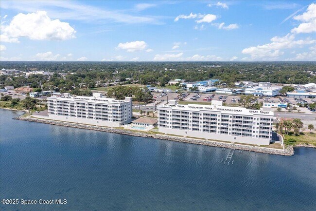 Building Photo - 1825 Riverside Dr