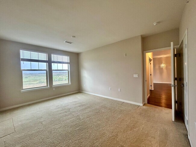 Building Photo - Top floor 2bd 2 bath condo conveniently located in Broomfield!