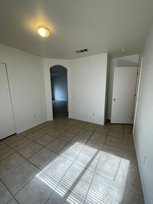 Building Photo - Large 3 Bedroom! Master Bedroom w/ Sitting Room!